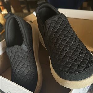 Women’ Quilted Slip-On Sneakers in Black